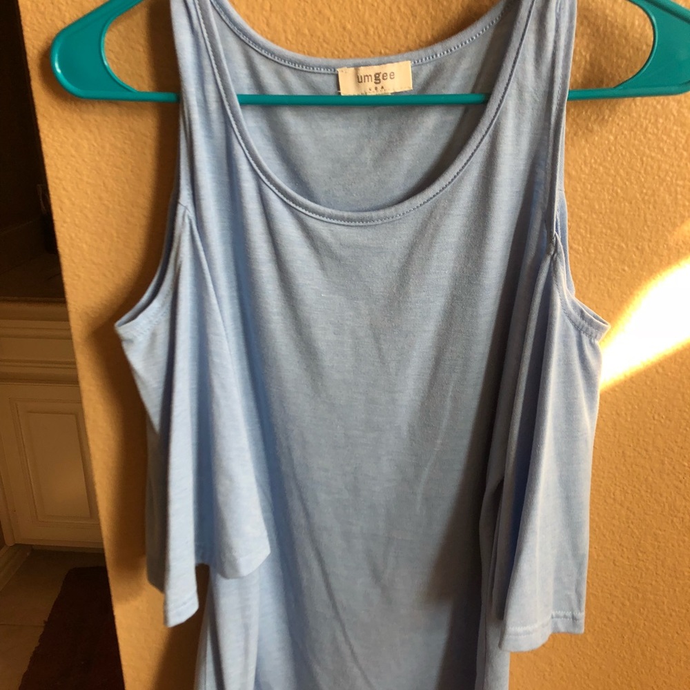 ✨MINI BELL SLEEVE COLD SHOULDER BASIC TOP✨